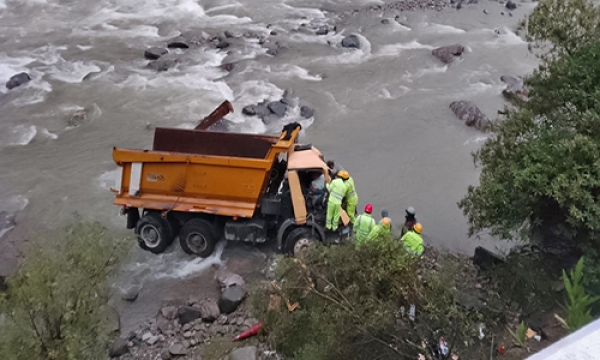 Volquete de SURVIAL se despista y conductor queda herido en Tampumayo-Chalhuanca