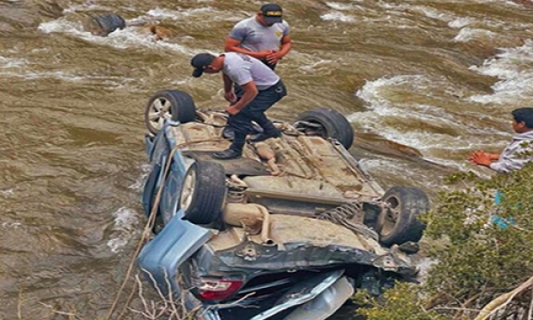 Auto se despista y cae al rio dejando dos personas heridas