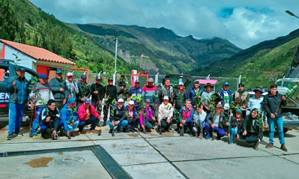Jornada de plantación de alisos y queñuales en los manantiales de Chuquibambilla